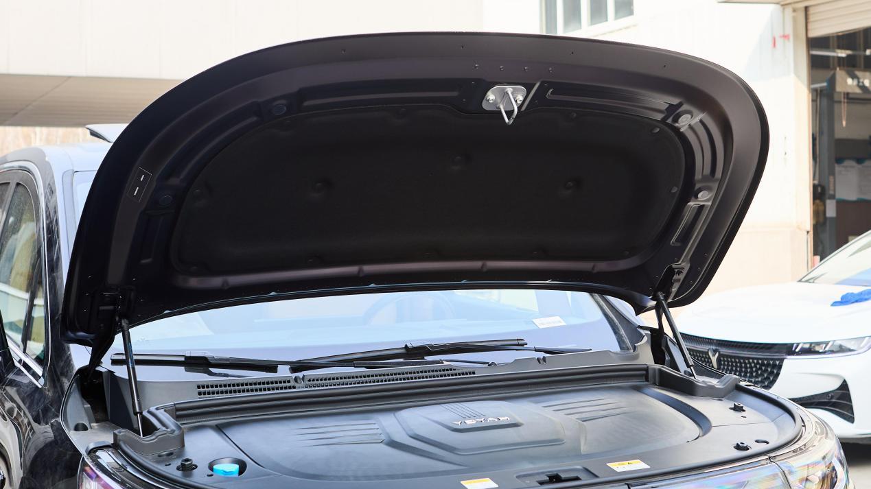 岚图梦想家乾崑版：华为智驾+鸿蒙座舱，35万级MPV颠覆高端市场