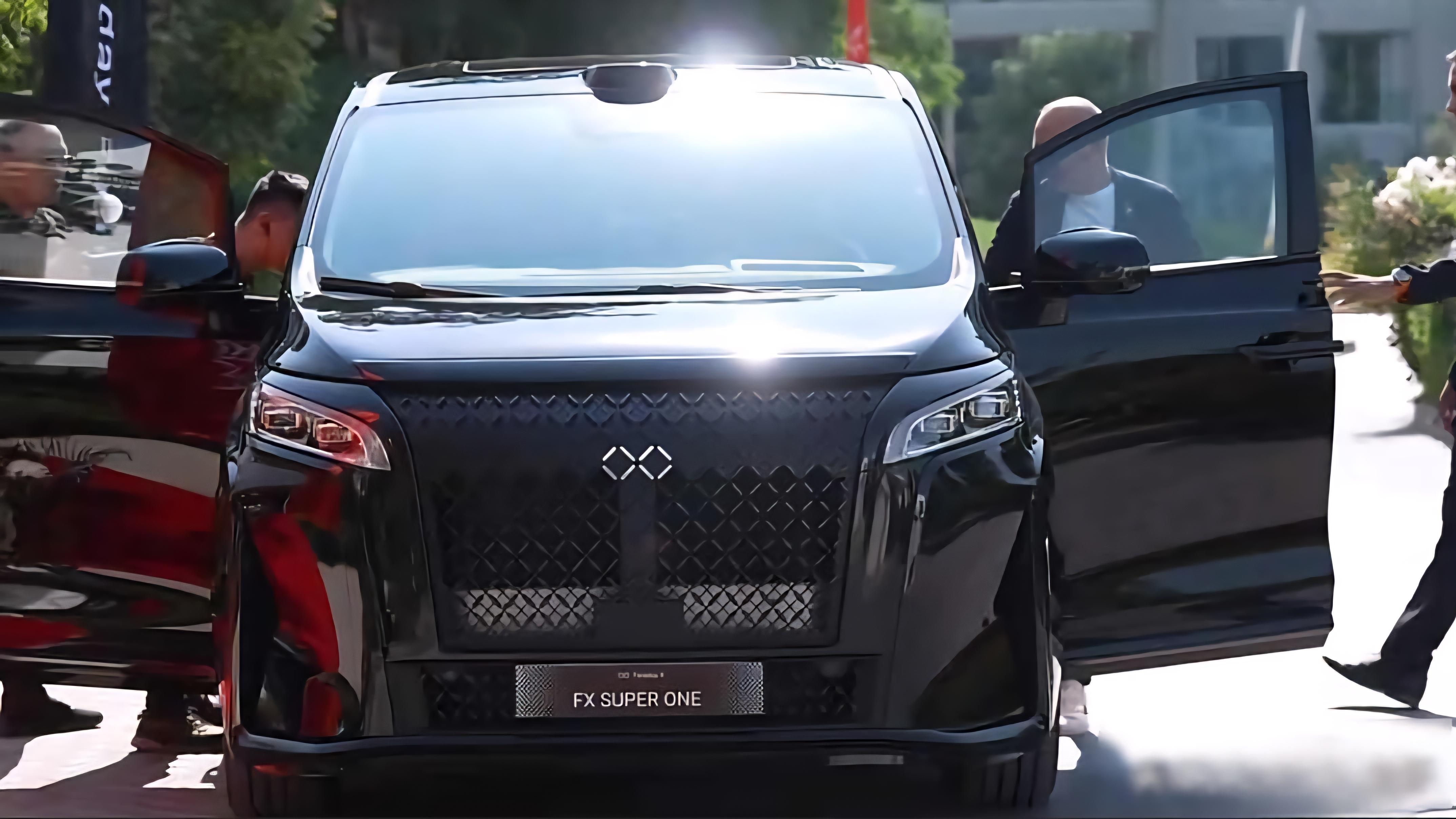 法拉第FF迪拜“低调”交车伊涅斯塔，豪华的终极形态到底是什么？