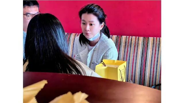 澳门偶遇乔欣赖柏霖喝咖啡，两人同框正脸照曝光，乔欣状态好幸福