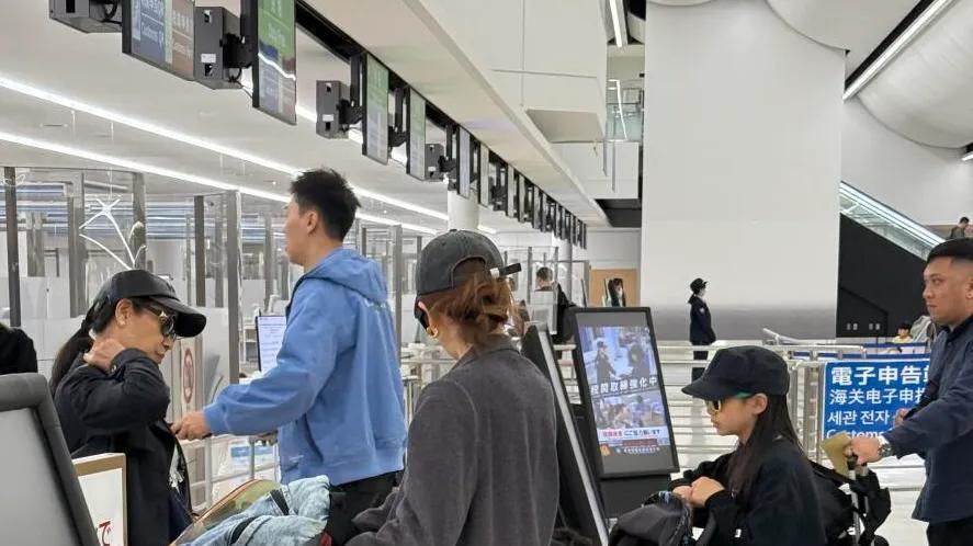 戚薇李承铉全家五一出游，10岁lucky打扮时髦，照顾弟弟好贴心