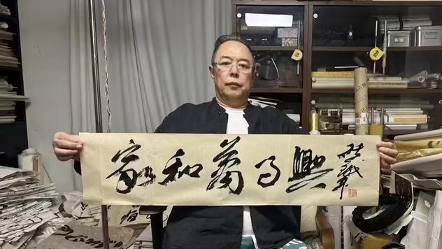 68岁张铁林现身河南，打扮绅士，变胖还有啤酒肚，长相多年没变化