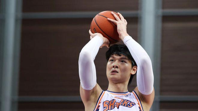 上海男篮出征北京 洛夫顿抢眼 刘正清随队 偶遇山西外援 王哲林缺席