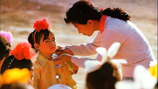 养女照顾我瘫痪八年，我拿出攒的23万给她，她却跪下叫了声妈
