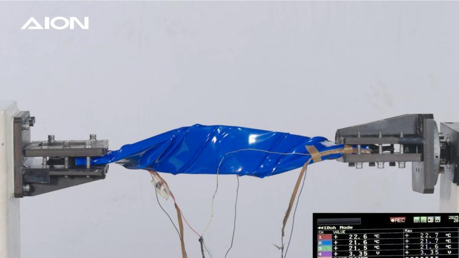 广汽弹匣电池安全技术再升级，扭成麻花也不起火，埃安UT率先搭载