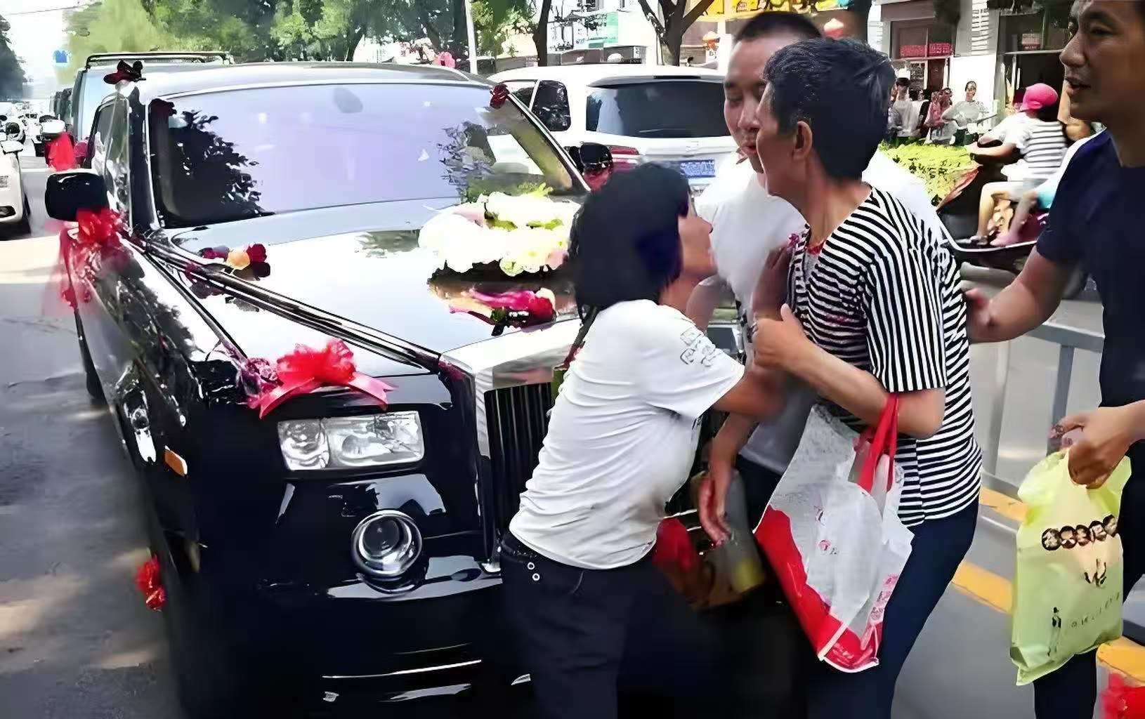 50条香烟“买路财”！新人婚车被拦1小时，律师：已涉嫌违法