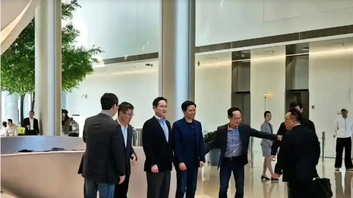 李在镕中国“变脸记”：从冷面财阀到赔笑求合作，十年河东河西？