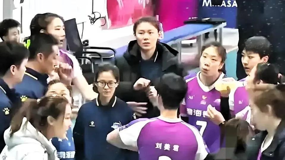 董明霄强势爆发难救主，王媛媛王艺竹伤退，天津女排2-3惜败上海