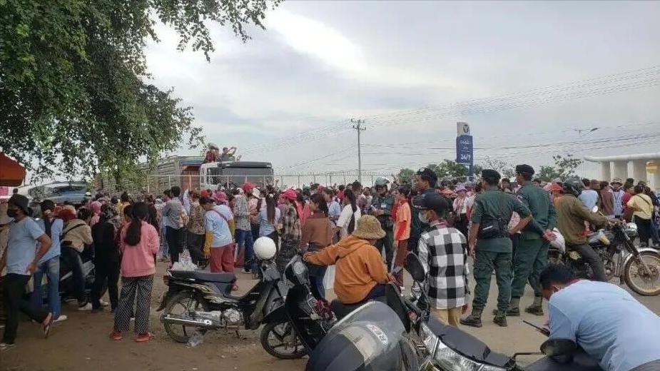 抗议迟到1分钟罚10美元，柬埔寨制衣厂7000人示威 更多细节曝光