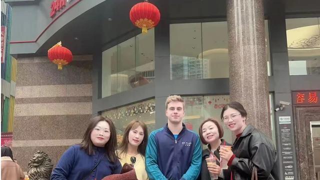 国乒出发重庆，王曼昱手捧花好漂亮，孙颖莎蓝色风衣重庆场馆好美