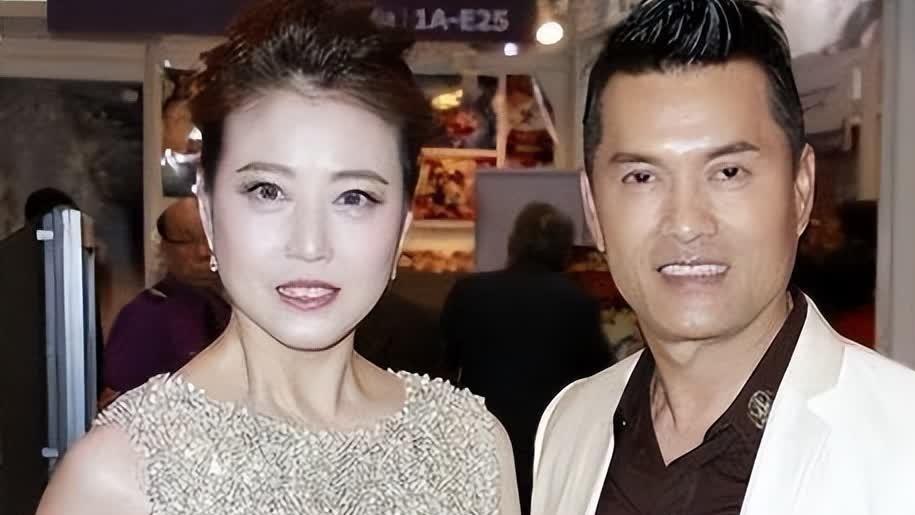 吕良伟69岁还能演主角，三段婚姻全是女强人，他是怎么做到的？