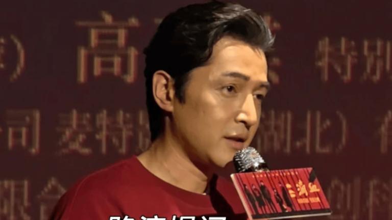 刚满43岁的胡歌，近况令人大跌眼镜。不仅眼周浮肿明显，身形也略显走样，尽显疲态