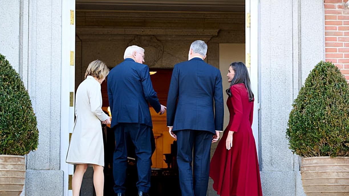 西班牙王后欢迎德国总统太美艳了！红裙配斗篷太好看，光腿真抗冻