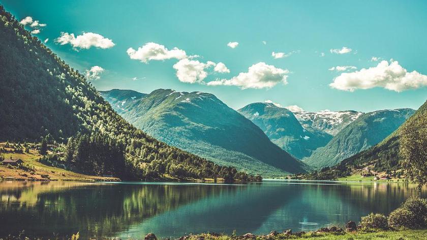 公婆退休金过万存款60万，每年来我家过年住不开，老公提出用他们存款买套大房子，公婆立马变了脸，说了难