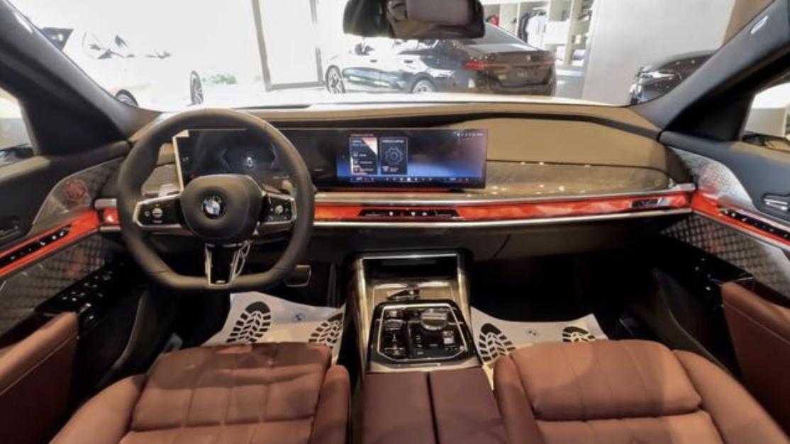 2025款宝马740i开起来到底香不香？除了长相，这些才是重点！