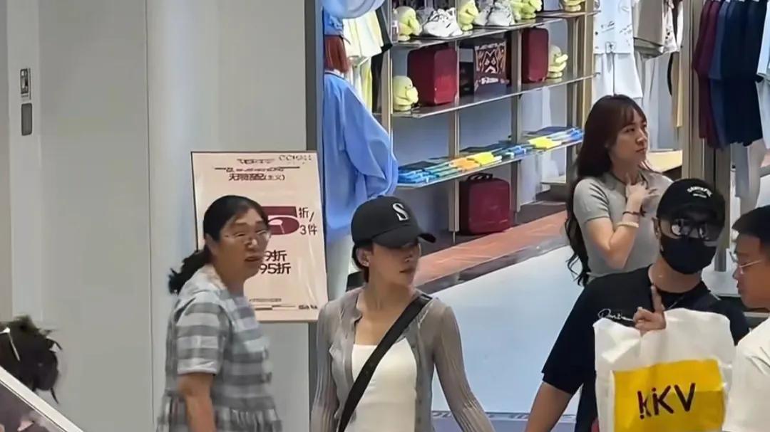 汪峰和女友牵手逛商场，35岁森林北身材真好，打扮朴素好像大学生