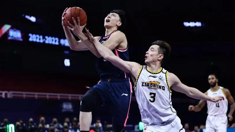 广东官宣2小外参与训练！库克展攻坚，伯克展全面，小胡参与对抗