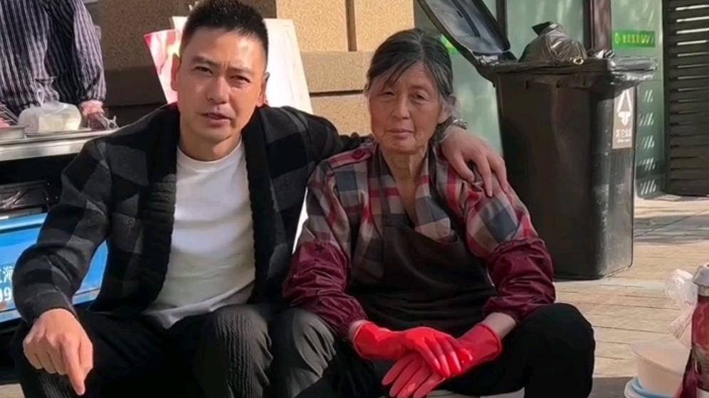 从荧幕硬汉到鱼摊孝子，李飞的双面人生启示录