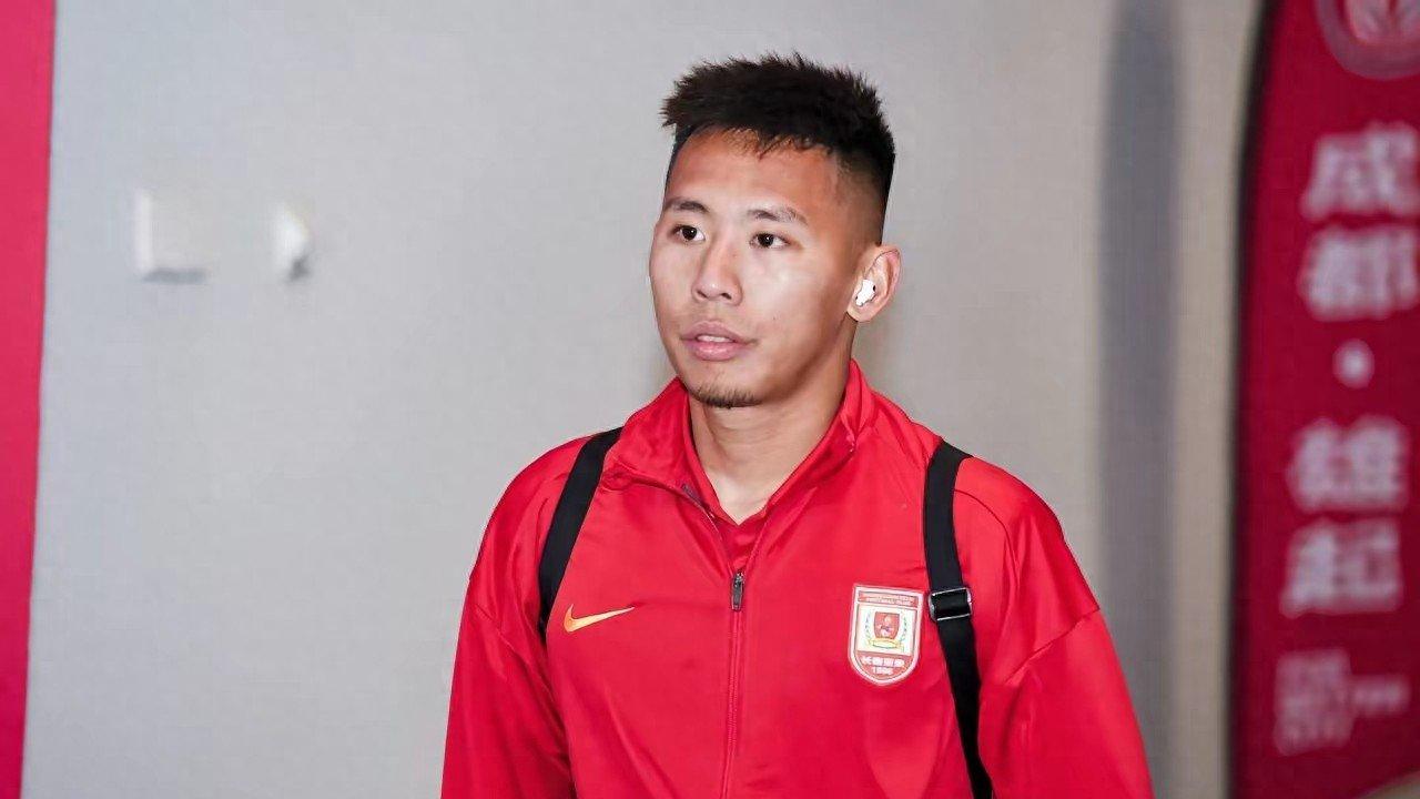 周俊辰未来去向：申花合约年底到期，亚泰失意后如何抉择？