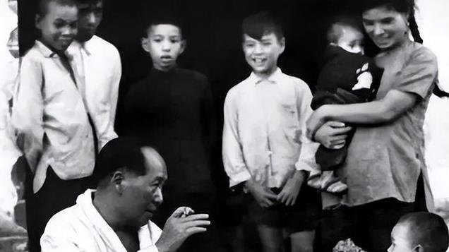 1957年毛主席访苏，侯波突然跳上桌子，赫鲁晓夫惊叹：好大的胆子