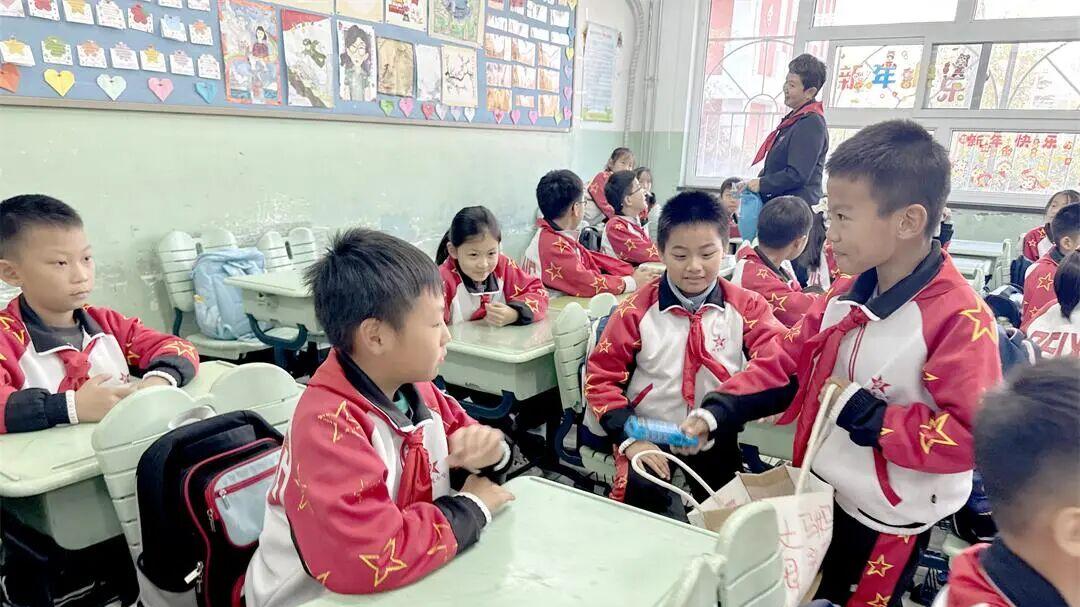 培星小学家长大讲堂开讲“神奇的中国铁路”：从蒸汽车到复兴号