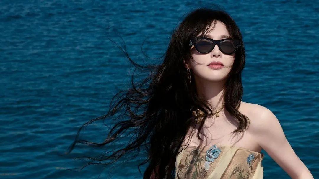 41岁唐嫣法国街头被偶遇，穿紫色露背纱裙美得亮眼，嫁给爱情活成小姑娘