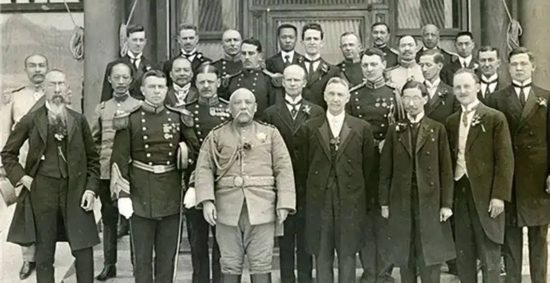 临死前袁世凯把儿子叫到床前：你不要送葬，开枪打死穿红衣服的人