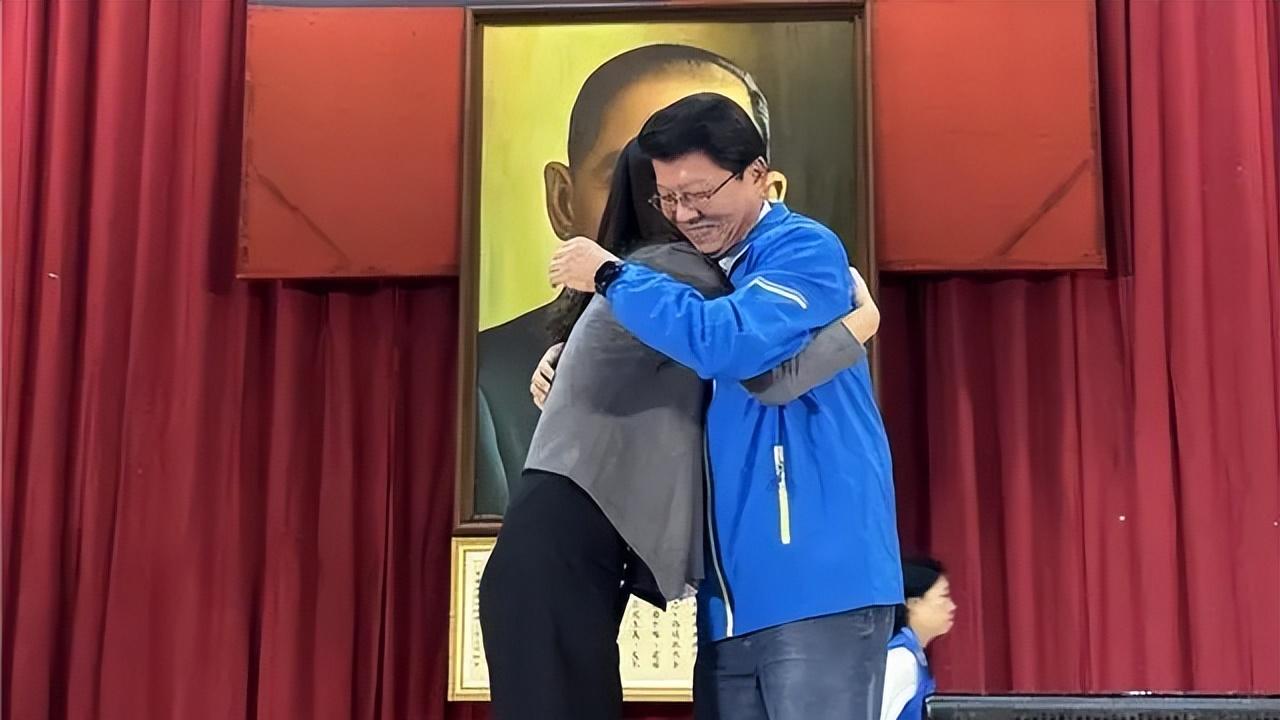 郑丽文亲自提名谢龙介引发热议！蒋中正的特级上将手写任命状推上热榜！