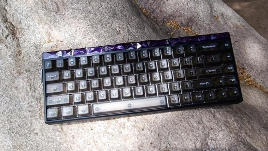 狼蛛HERO68HE磁轴键盘再添新品，黑雾透键帽和玉皇磁轴的组合，既有性能又有颜值