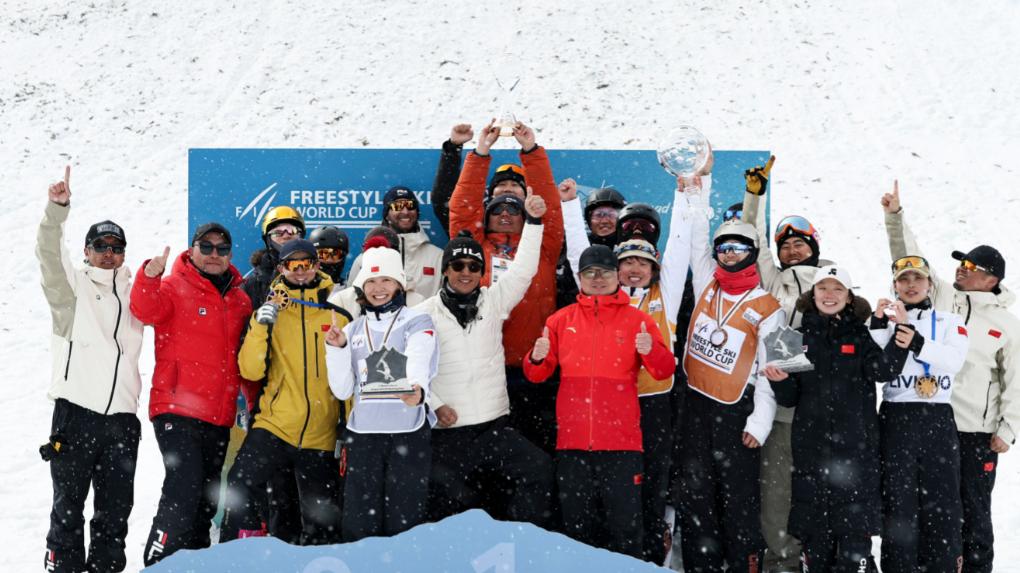 国际雪联自由式滑雪世界杯：中国队获得空中技巧团体赛季总冠军