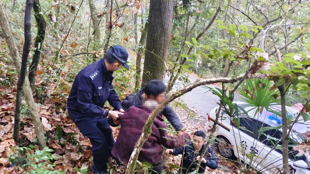 平安不打烊！新蒲公安接连救助两名走失老人