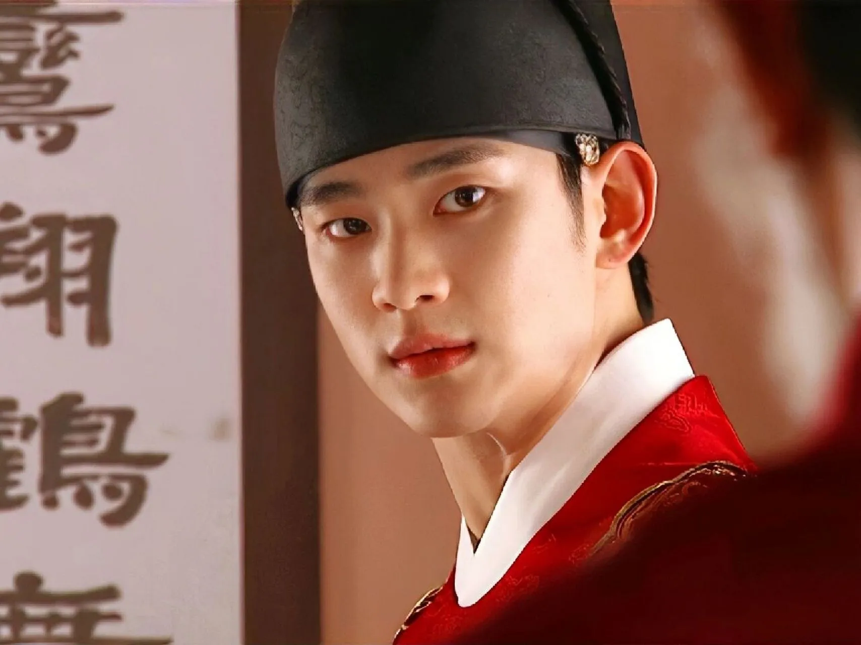 金秀贤深陷未成年交往争议：承认恋情却遭刑事指控风险，品牌解约潮与粉丝崩塌同步爆发