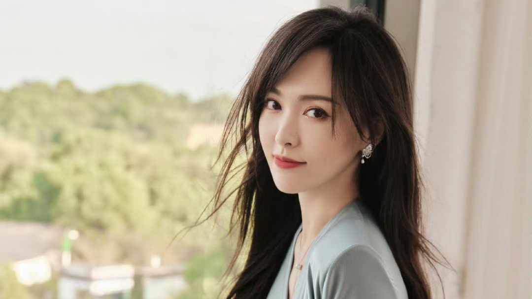 唐嫣浅蓝褶皱裙美成春日女主！长腿细腰把松弛感焊进DNA里