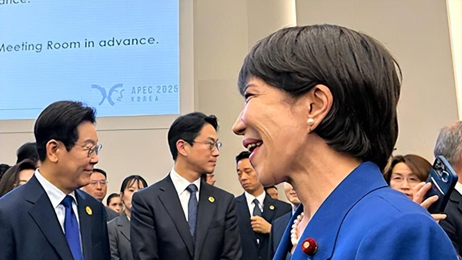 中国不计前嫌，给了高市早苗见面机会，日本新首相现场满面笑容