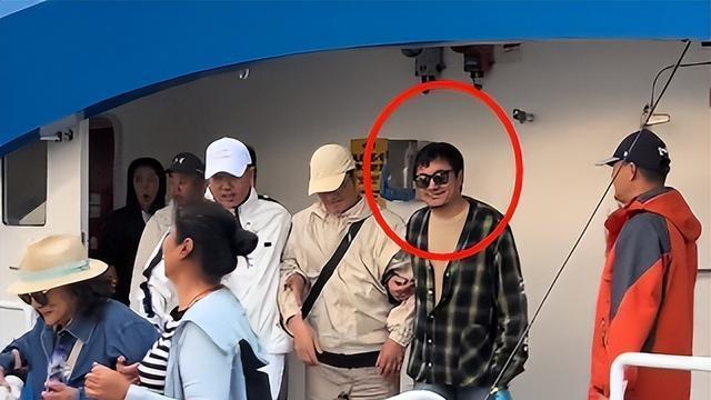 沈腾三亚被偶遇，妻子暴瘦二人全程无交流，父母腿脚不便需搀扶