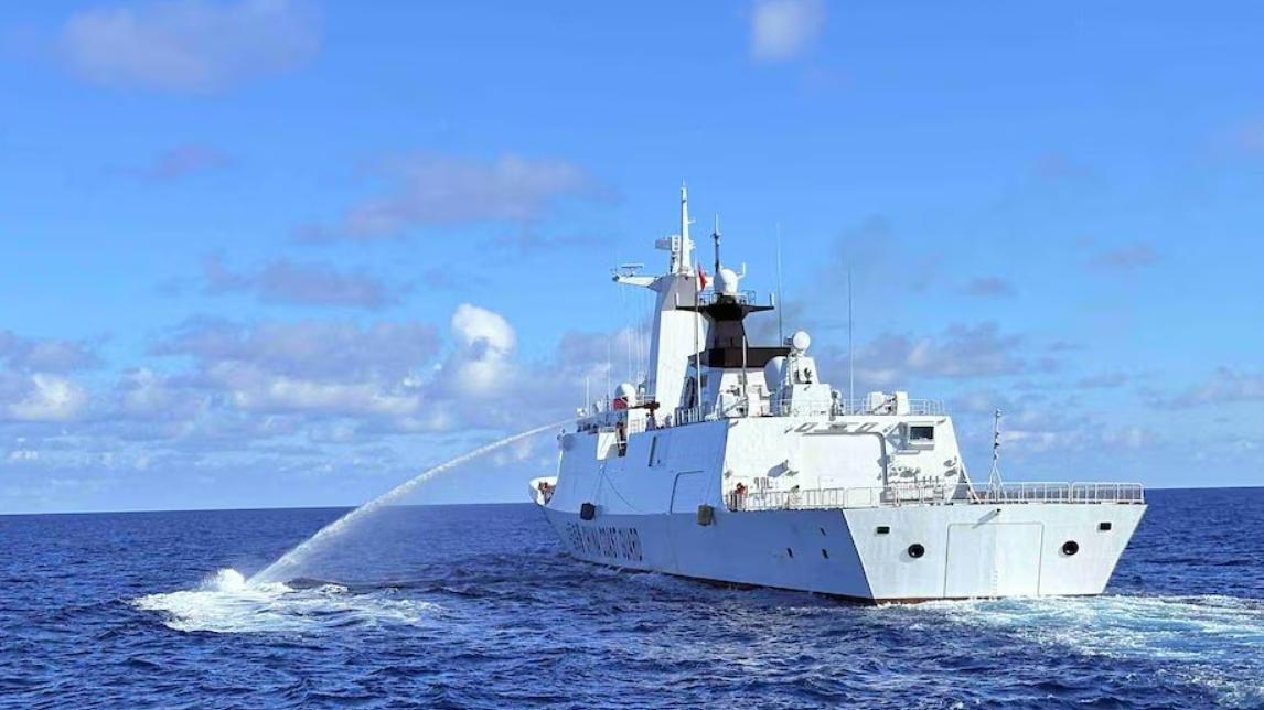 大捷！黄岩岛爆发激烈对峙，菲方10余艘船只强冲，撞击中国海警船