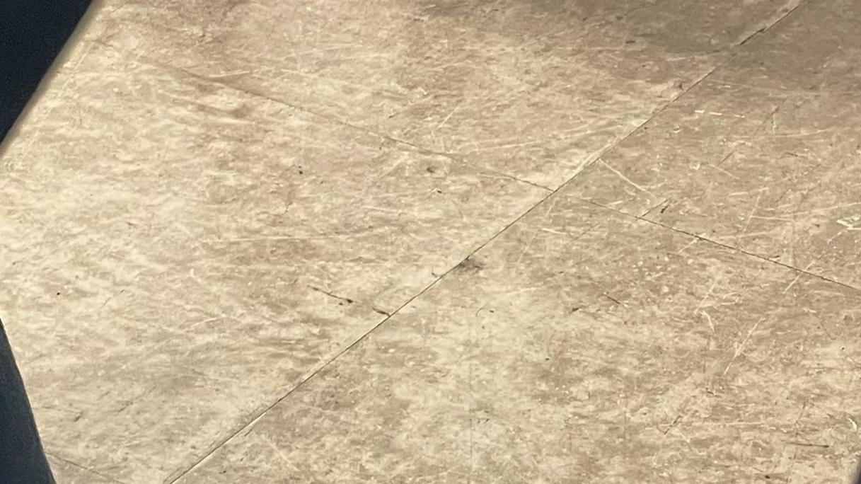 帅哥的袜子硬到“自立门户”，是天生邋遢，还是真的懒。