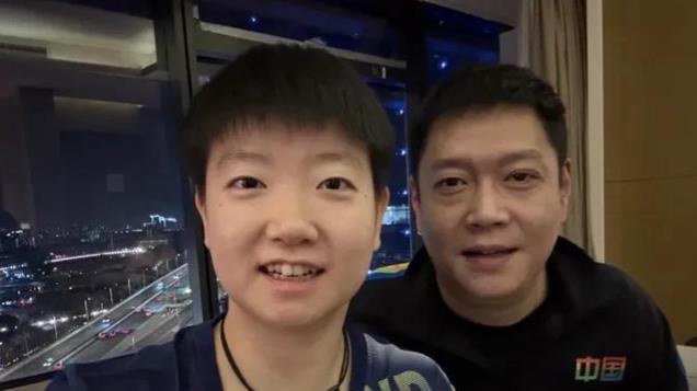 邱贻可元旦晒合照，师徒情深引热议，美颜的coco年轻得像少女！