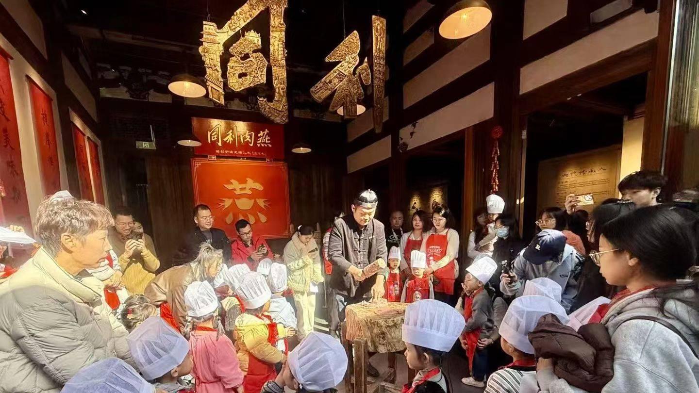 冬日暖阳. 温情脉脉——“燕园”迎来了一群活泼可爱的小客人