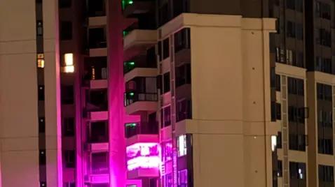 小区里奇怪的灯光，不要惊奇，实际是养多肉的，灯光色太突兀