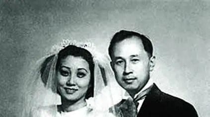 毛主席给钱学森递烟，钱伸手去接主席却突然收回，笑说：自力更生