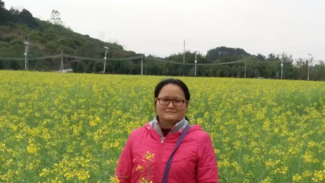 少女把家里的活都扛下来