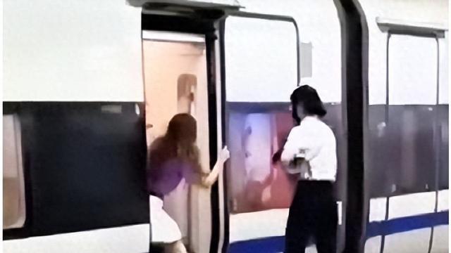 女子高铁伸腿拦门事件闹大！现场画面曝光，相关部门介入调查追责