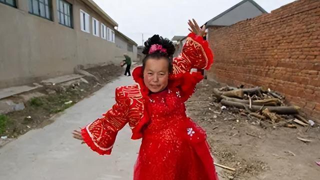 回顾：山东50岁农妇每天只穿婚纱，下地干活也不换，原因令人心酸