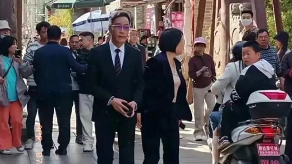冯远征罕见秀恩爱，62岁携妻返乡，甜蜜细节曝光