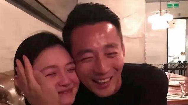 汪小菲落地台北哭肿双眼，几乎把头埋进地里鞠躬，求媒体多说好话