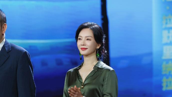 48岁陈数带火了70后穿搭，缎面衬衫+半身长裙，时髦减龄又显贵！