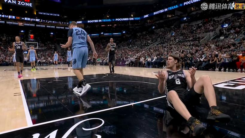 巴恩斯关键7分！福克斯26+3，赛后文班冲进场内，和队友击掌庆祝