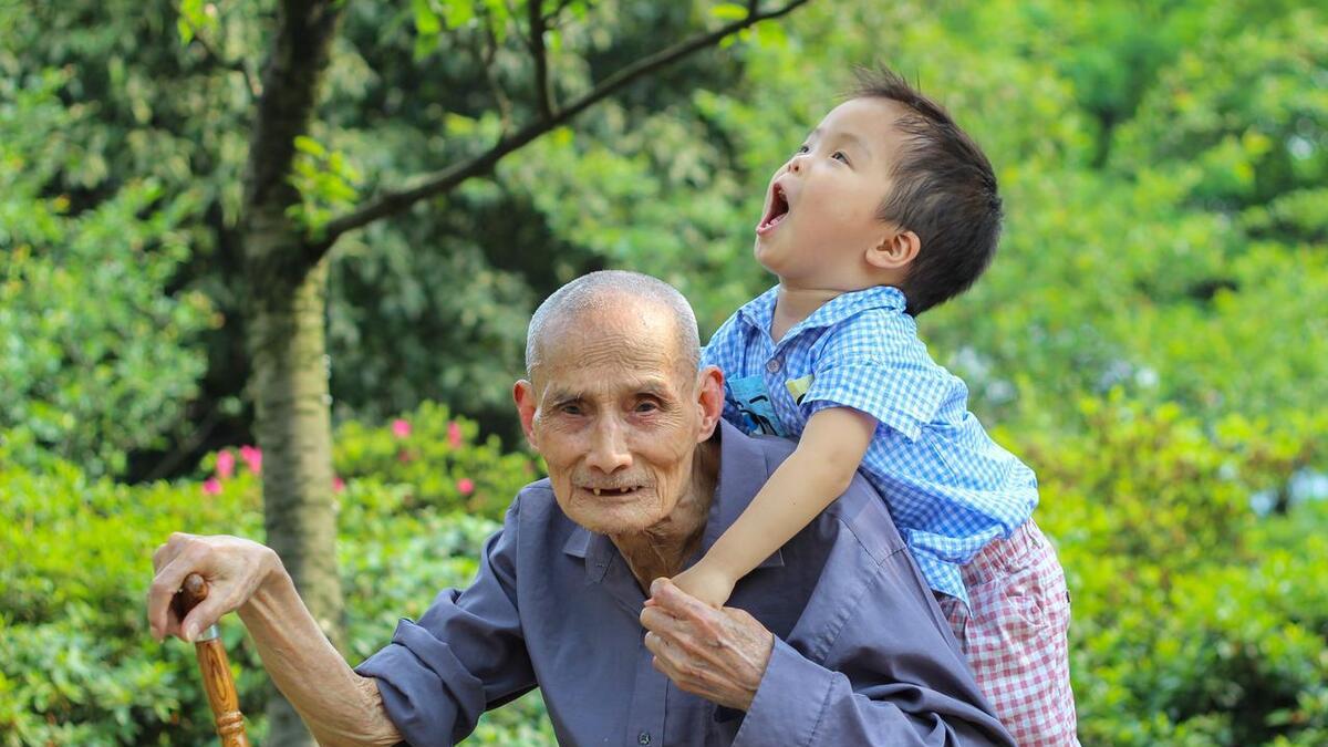 孩子上幼儿园阶段，老人带娃会有这 4个隐患，家长要警惕