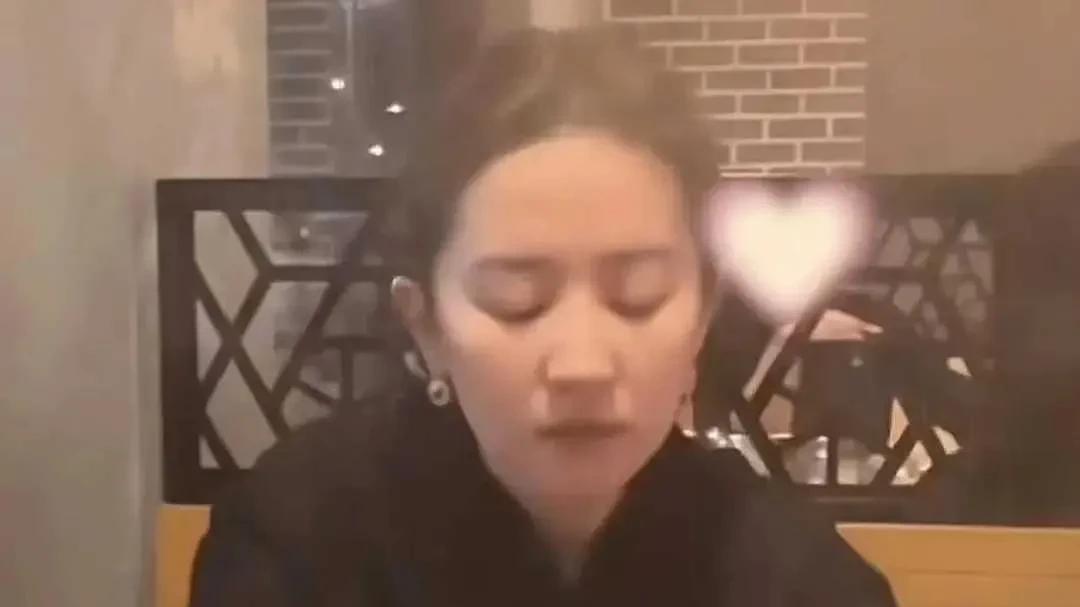 38岁刘亦菲素颜与好友吃火锅