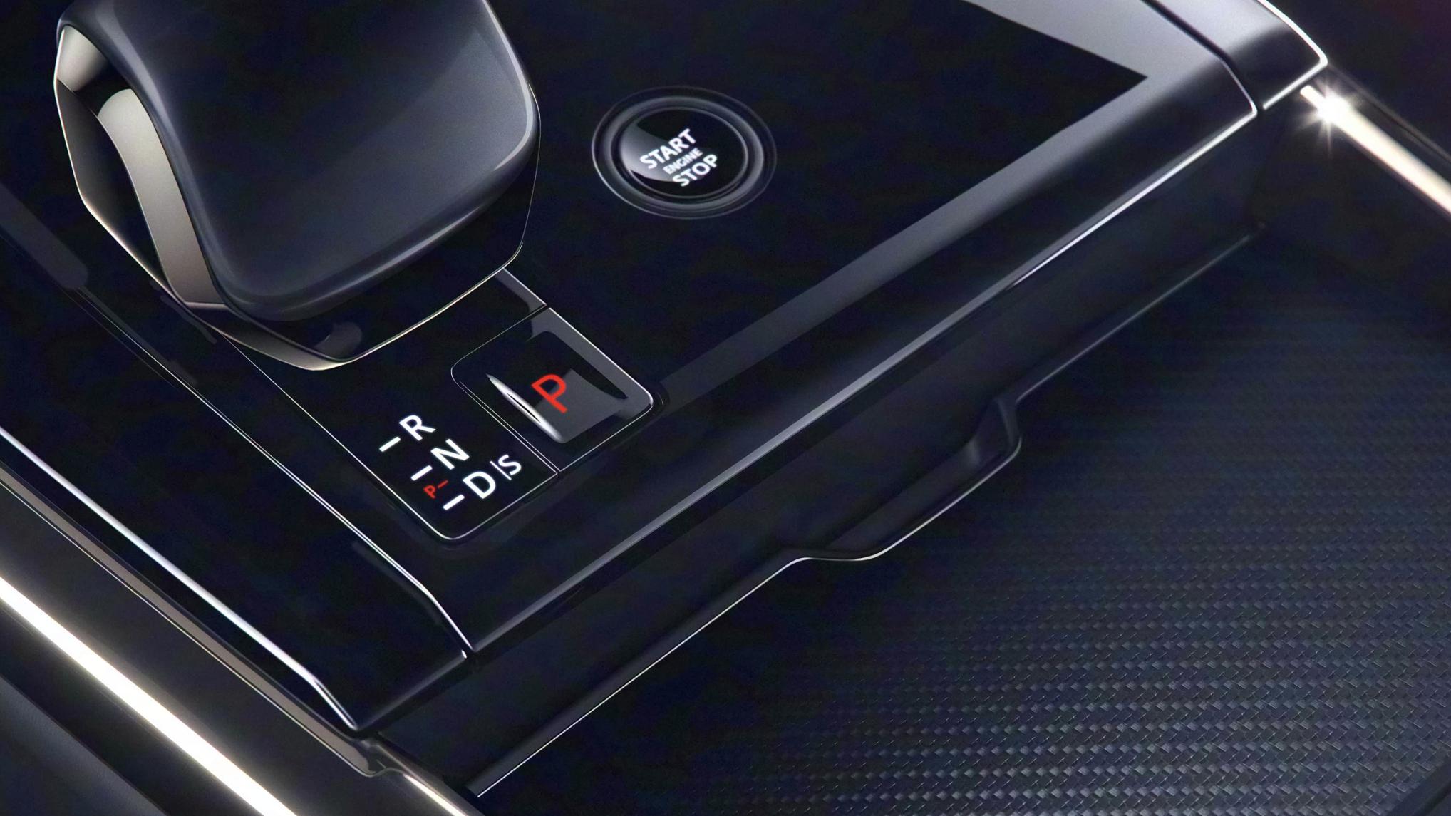 “西装暴徒”再进化，行政方盒子轮廓，中置双出排气，搭载V8轻混